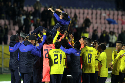 El entrenador Diego Martínez fue lanzado al aire por parte de los jugadores durante las celebraciones por la clasificación.