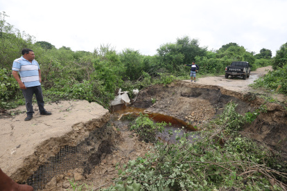 1. Vías rotas. Con la carretera cortada, es imposible que las camionetas logren realizar los viajes completos.