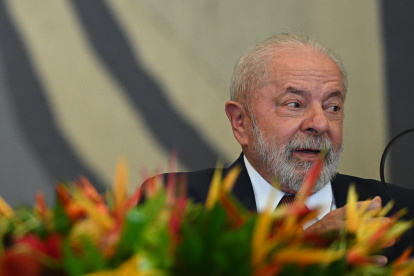 El presidente de Brasil, Luiz Inácio Lula da Silva, habla durante un encuentro con el presidente de Rumanía, Klaus Iohannis, en su visita oficial a Brasil, hoy, en el Palacio de Itamaraty, en Brasilia (Brasil). El presidente de Rumanía, Klaus Iohannis, ha partido este martes hacia Brasilia, donde inicia una gira de seis días que hasta el 26 de abril lo llevará también a visitar Chile y Argentina. EFE/ Andre Borges