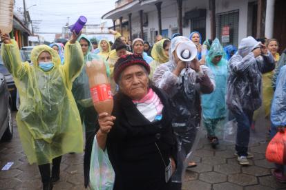 Sindicalistas y trabajadores de distintos sectores marchan hoy en rechazo a un paquete de proyectos de leyes que están en la Asamblea Legislativa, en Santa Cruz (Bolivia). Sectores como los gremiales, médicos y maestros marcharon este martes en las principales ciudades bolivianas para expresar su rechazo al "paquetazo" de proyectos de leyes. Este hace referencia al proyecto de ley 280 de Fortalecimiento a la Lucha Contra la Legitimación de Ganancias Ilícitas, el 305 de Cumplimiento de Compromisos Internacionales en Materia de DDHH y la 304 que regula y sanciona el uso indebido de las redes sociales. EFE/ Juan Carlos Torrejón