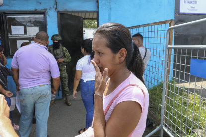 Una mujer se muestra preocupada en los exteriores de la Penitenciaría de Guayaquil.