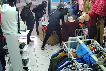 Atraco. La semana pasada se produjo un robo en el barrio La Roldós, norte de Quito. De tres asaltantes, un hombre indicó el arma a la cámara de seguridad. Se llevaron mercadería del local.