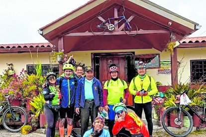 Los ciclistas del coletivo junto a la familia del campeón Olímpico en El Carmelo.