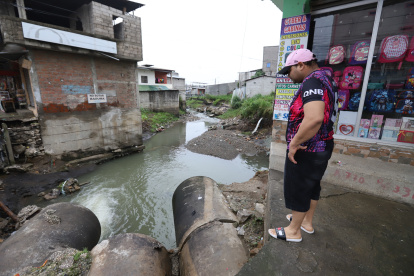 Suceso. Un vehículo, tipo taxi, estuvo a punto de caer a una zanja en el bloque 7 de la cooperativa El Fortín.