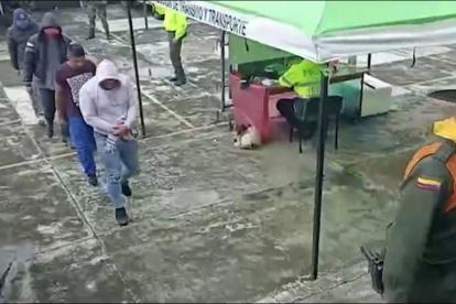 Las autoridades colombianas capturaron a 24 personas que supuestamente pertenecen a grupos armados ilegales y que están involucradas en el delito de explotación ilícita de yacimientos mineros en cinco departamentos colombianos, informaron este martes fuentes castrenses. TVEFE