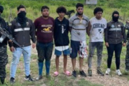 Policías también detuvieron a cuatro sospechosos, entre ellos al hombre que enamoró a la mujer.