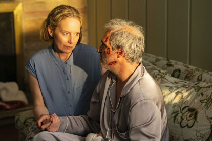 Con actuaciones de primera, esta desconcertante película, bajo la dirección de director Ari Aster, mezcla a la perfección terror y humor extremadamente oscuro.