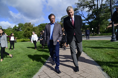 Fotografía cedida por la Presidencia de Colombia donde aparece el presidente Gustavo Petro (i) mientras camina junto a Michael McFaul, director del Instituto Freeman Spogli de Estudios Internacionales, este 18 de abril de 2023. EFE/ Cristian Garavito/Presidencia De Colombia