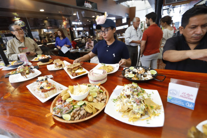 Los 18 locales del Mercado del Río esperan recibir a los comensales y que disfruten de la oferta gastronómica