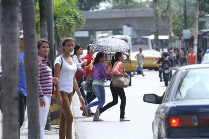 CHICAS QUE CRUZAN LA CALLE DE LA CIUDAD SE CUBREN CON PARAGUAS POR EL FUERTE SOL DEL DÍA.
Recorrido por el cambio climático donde la gente se cubre con paraguas y chompas del fuerte sol que hay en la ciudad. 1 de junio del 2016. Guayaquil-Ecuador / Expreso. Agencia (ag-expreso).