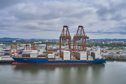 Puerto.- Una embarcación de ZIM en el Puerto de Guayaquil.