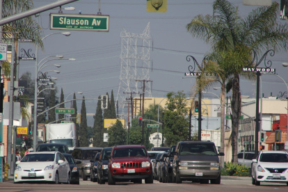 Fotografía de la interseccion del bulevar Atlantic y la avenida Slauson en Maywood, California, donde se puede ver la polución provocada por las industrias de la zona.