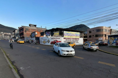 Tiempo. Para cruzar esta avenida de cuatro carriles se requiere paciencia.