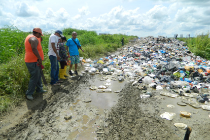 Insalubridad. Los carros ya no ingresan al relleno sanitario por el estado de la vía, dice la ciudadanía.