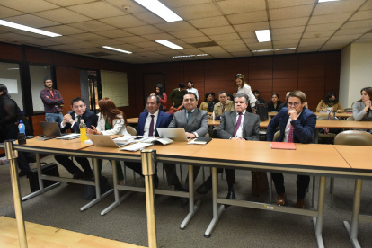 Defensa. El abogado de Moreno, David Meza (primero de la izquierda) pidió que se valore su discapacidad.