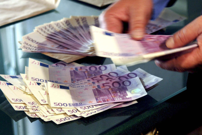Dinero.- Un fajo de billetes de 500 euros.
