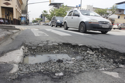 Calle Esmeraldas. En este punto los agujeros son enormes y no solo en este invierno, están ahí incluso al poco tiempo de hacer trabajos de bacheo.