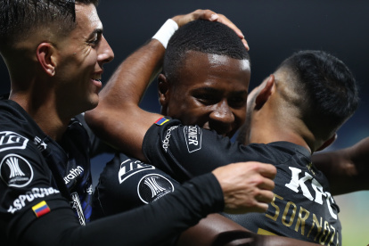 Alan Minda (c) de Independiente celebra su gol contra Liverpool