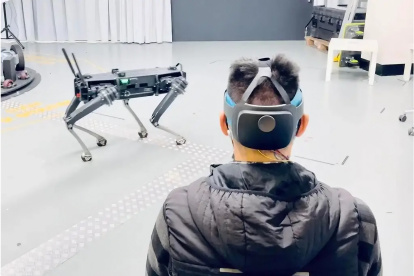 Suena a ciencia-ficción: ponerse una cinta o diadema flexible en la cabeza y controlar a través de ella a un robot con la mente.