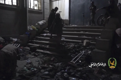 Captura de vídeo que muestra un montón de sandalias y otros objetos personales de las víctimas de una estampida que dejó este martes al menos 78 muertos y decenas de heridos en la ciudad vieja de Saná, la capital yemení controlada por los rebeldes chiíes hutíes. Unos hombres armados abrieron fuego al aire para dispersar a la multitud que se encontraba en el patio de una escuela en el casco histórico de Saná para recibir un cheque de apenas ocho dólares, provocando la estampida, según indicaron a EFE testigos y vecinos del barrio. EFE/ Houthi Media Center - SOLO USO EDITORIAL/SOLO DISPONIBLE PARA ILUSTRAR LA NOTICIA QUE ACOMPAÑA (CRÉDITO OBLIGATORIO) - MEJOR CALIDAD DISPONIBLE