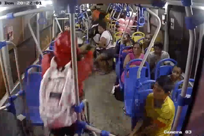 Caso. El hecho quedó registrado en cámaras del bus.