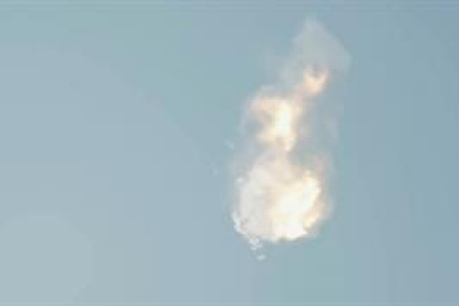 Fotograma cedido por SpaceX de la transmisión del lanzamiento del cohete Starship, en la que se le ve explotar momentos después de despegar desde Boca Chica, Texas,este 20 de abril de 2023.