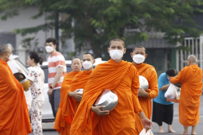 Un grupo de monjes budistas provistos de mascarillas para protegerse de la contaminación en Tailandi. Archivo