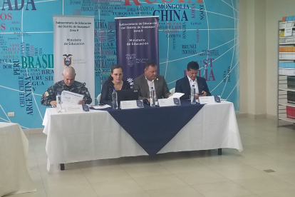 El comandante de la Policía, Fausto Salinas; la ministra de Educación, María Brown; el
ministro del Interior, Juan Zapata; y el director del sistema ECU911, Bolivar Tello, en la rueda de prensa.