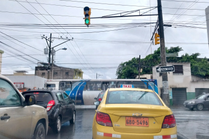 Un bus bloquea una intersección e impide el paso de otros carros.