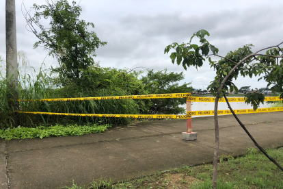 Daños. Una cinta de "precaución" está colocada en la vereda