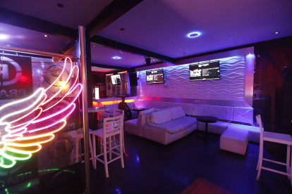 1. Clientes. Prácticamente no hay. Son muy pocas las personas que ingresan a los bares y discotecas