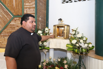 El sacerdote César Chiriboga muestra la urna que fue vulnerada por los hampones que se llevaron hasta el Santísimo Sacramento.