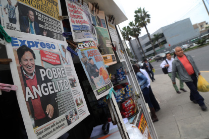 Fotografía de la portada de un periódico peruano con información sobre el expresidente Alejandro Toledo hoy, lunes 29 de mayo del 2017, en Lima (Perú)