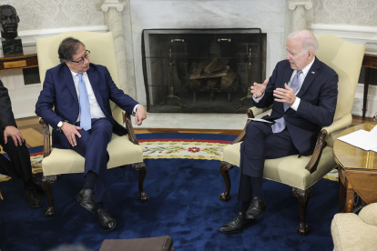 El presidente Joe Biden (d) habla durante una reunión bilateral con el presidente de Colombia, Gustavo Petro, en la Oficina Oval de la Casa Blanca en Washington, DC, EE. UU., este 20 de abril de 2023