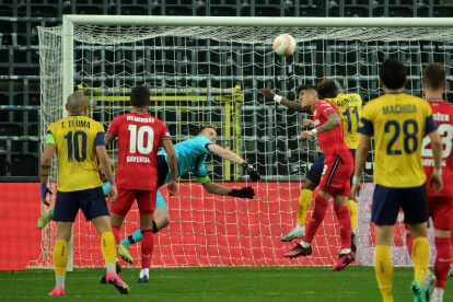 Hincapié abrió como titular y jugó los 90 minutos en la victoria.