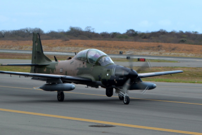 Archivo. Un avión Supertucano y uniformados de la FAE.