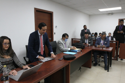 Diligencia. Defensores acudieron a la audiencia que debía realizarse este jueves en el Complejo Judicial norte.