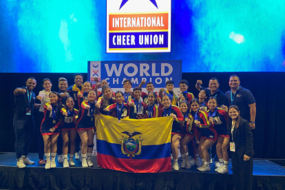 Con la felicidad en sus rostros, el equipo de jóvenes entre 15 a 18 años regresa a casa con el oro en sus manos