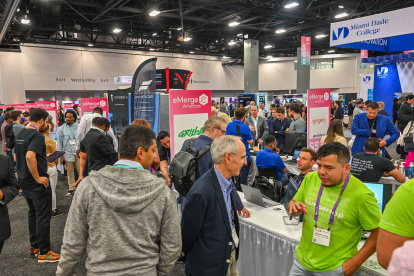 Unas personas visitan el pabellón de la Universidad Miami Dade College (MDC) en el foro eMerge Americas hoy jueves en el Centro de Convenciones de Miami Beach, en el sur de Florida (EE.UU.). El foro eMerge Americas inauguró este jueves una nueva edición que consolida este evento como un polo de atracción de innovadores y emprendedores en busca de socios y capital, a quienes el exjugador de fútbol americano Tom Brady alentó a no rendirse en la ponencia principal de la jornada. EFE/Giorgio Viera