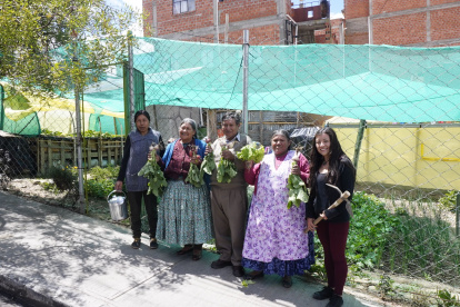 El grupo de adultos mayores aimaras posan en el huerto urbano "Awicha", en La Paz (Bolivia).