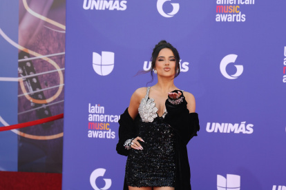 La cantante Becky G posa en la alfombra roja de los Latin American Music Awards (Latin AMAs) hoy, en el MGM Grand Garden Arena en Las Vegas, Nevada (EE.UU.). Las nominaciones de este año, en el que parten como favoritos Bad Bunny, Becky G y Daddy Yankee, destacan artistas que abarcan todos los géneros de la música latina dentro de 26 categorías. EFE/Ronda Churchill
