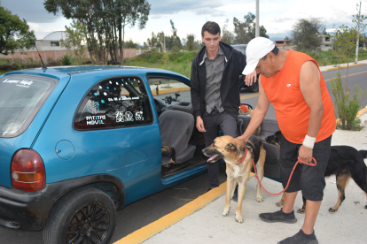 Servicio. Uno de los clientes espera con paciencia al vehículo para el traslado de su mascota hasta la veterinaria.