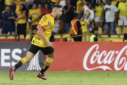 Jonatan Bauman celebrando el gol de la victoria ante Bolívar.
