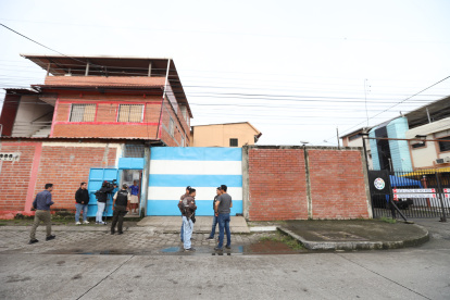 Explosión. El artefacto lanzado a un garaje era un taco de dinamita.