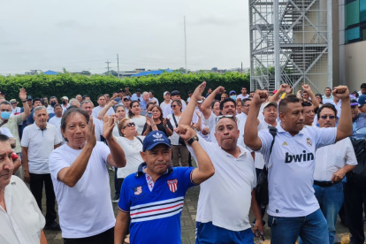 Audiencia. Vestidos de blanco, decenas de transportistas fueron al sitio.