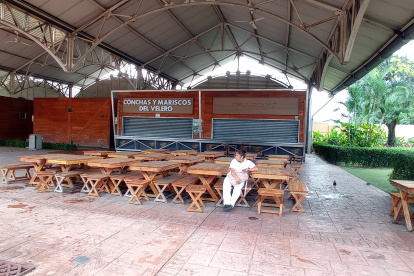 La plaza de mariscos, que funcionaba por el lado de la calle Aguirre, está cerrada desde el año pasado. Solo quedan las sillas, en las que a veces descansan las personas que de vez en cuando visitan el malecón del Salado.