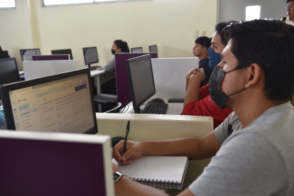 Estudiantes de un centro de educación superior durante una clase presencial.