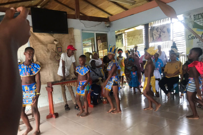 Actividad. Niños y niñas de entre los 8 a 12 años de edad participan de una presentación en el centro intercultural de la ciudad, Casa de la Juventud.