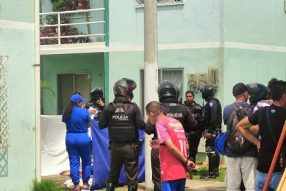 Una foto refrencial donde la policía investiga el asesinato