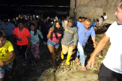 Arribo. Decenas se personas se acercaron hasta la rada de Santa Rosa, en Salinas, en donde se había anunciado que llegarían los pescadores rescatados.